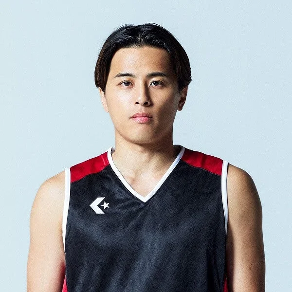 バスケットボールのユニフォームを着たアジア人男性のポートレート