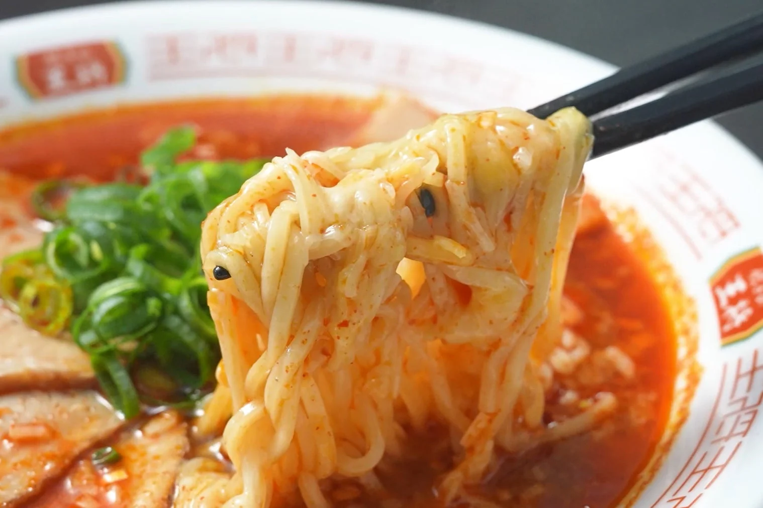 箸で麺を持ち上げた夏ラーメン