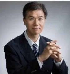 ダークスーツを着たアジア系の男性