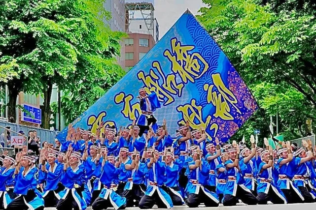 日本の伝統的な祭りの踊りを披露する人々