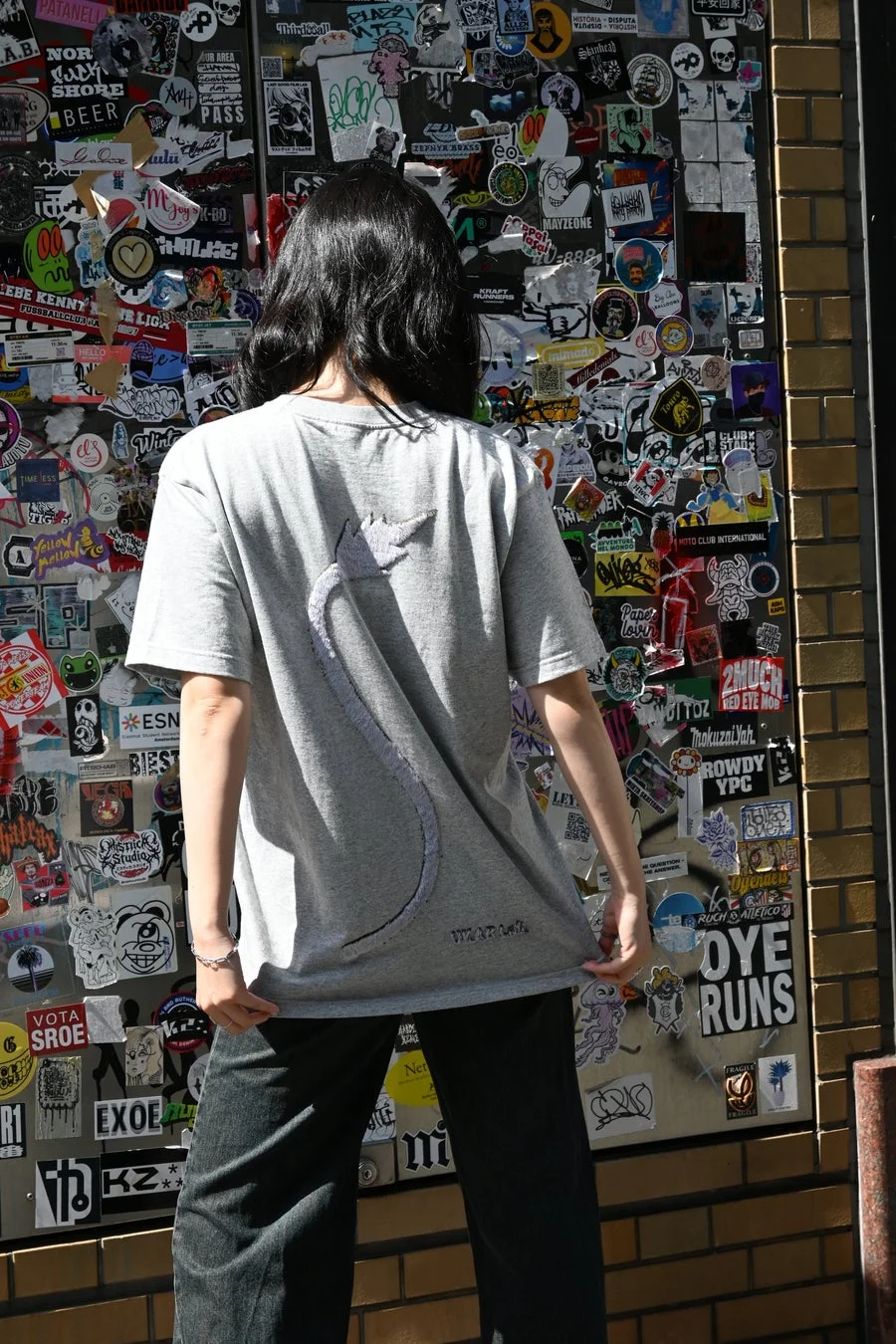 EhtelグラフィックTシャツの後ろ姿