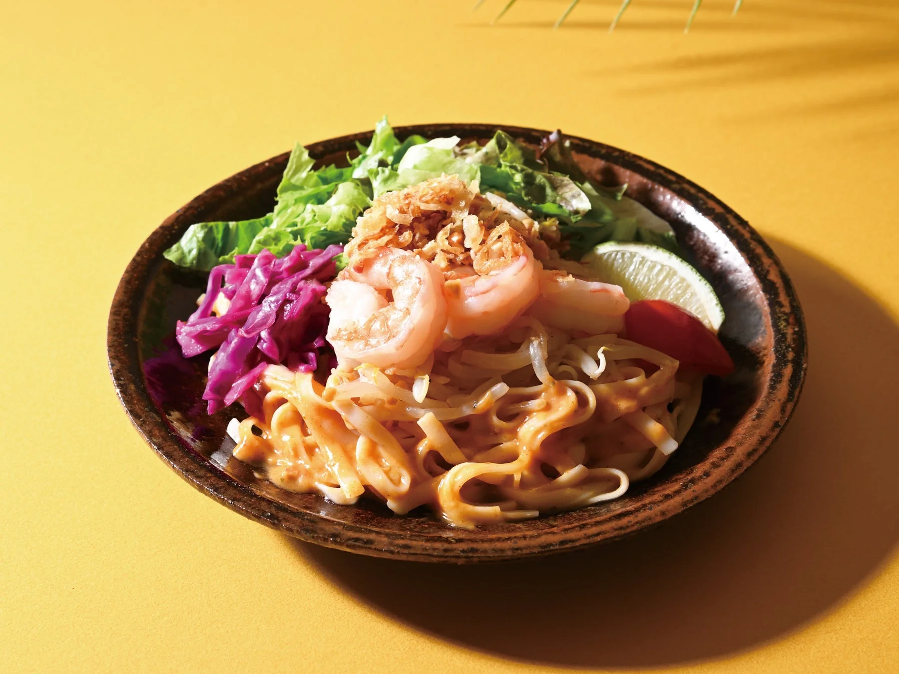 濃厚だれで味わうトムヤムヌードル