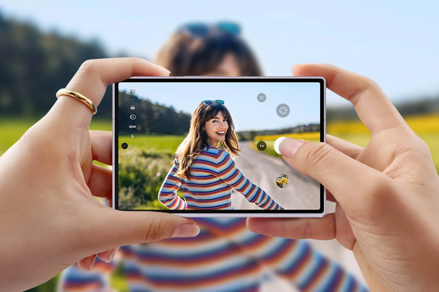 Samsung Galaxy Z Fold8で屋外で撮影する様子