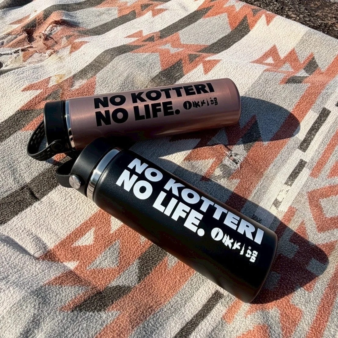 「NO KOTTERI NO LIFE.」のメッセージがデザインされた黒と銅色の2本のタンブラー
