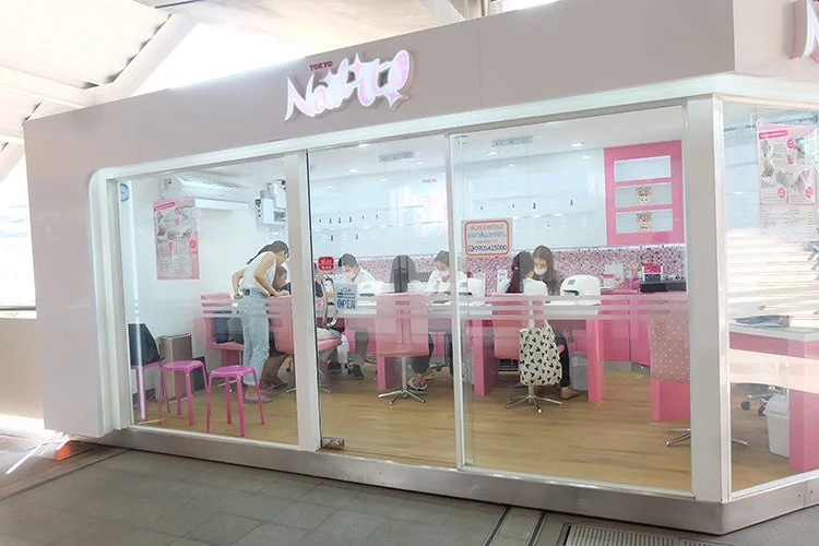 ピンクを基調としたモダンなネイルサロンNail it!TOKYOの外観