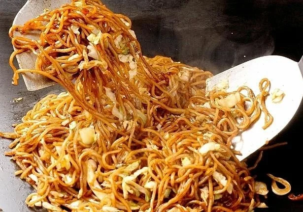 焼きそば,日本料理,麺類,炒め物,料理,鉄板,調理中,屋台料理,麺,キャベツ,ヘラ,美味しそう
