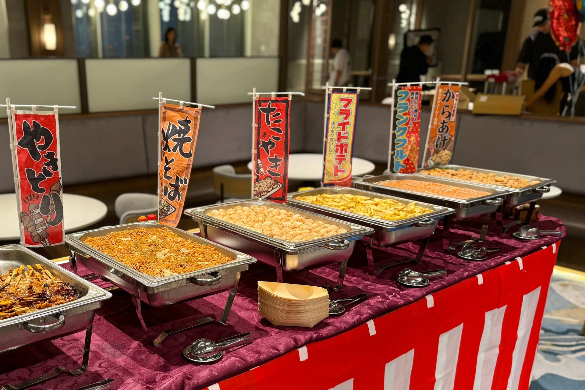 様々な屋台料理が並ぶビュッフェ