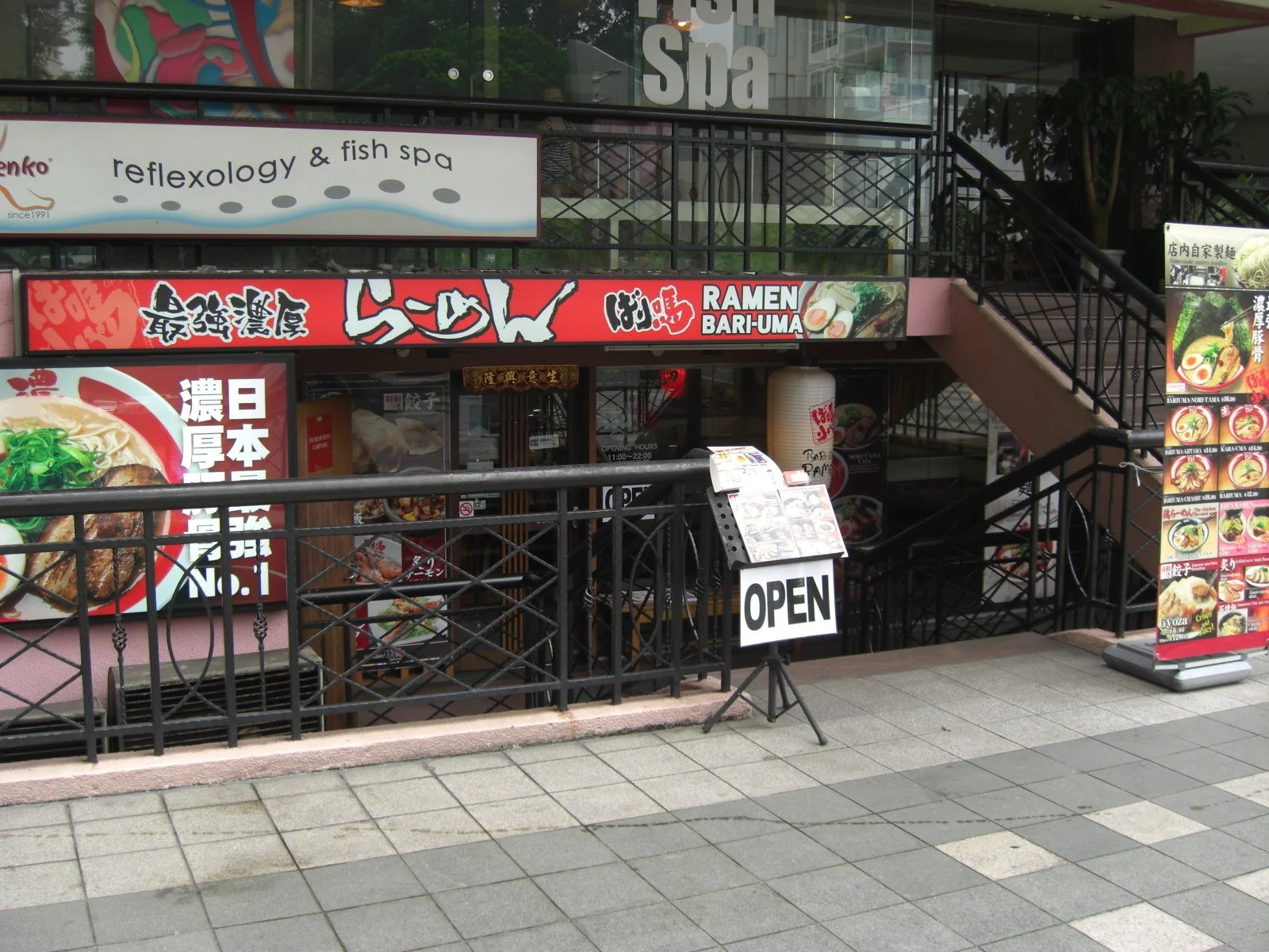 ラーメン店RAMEN BARI-UMAの入り口付近