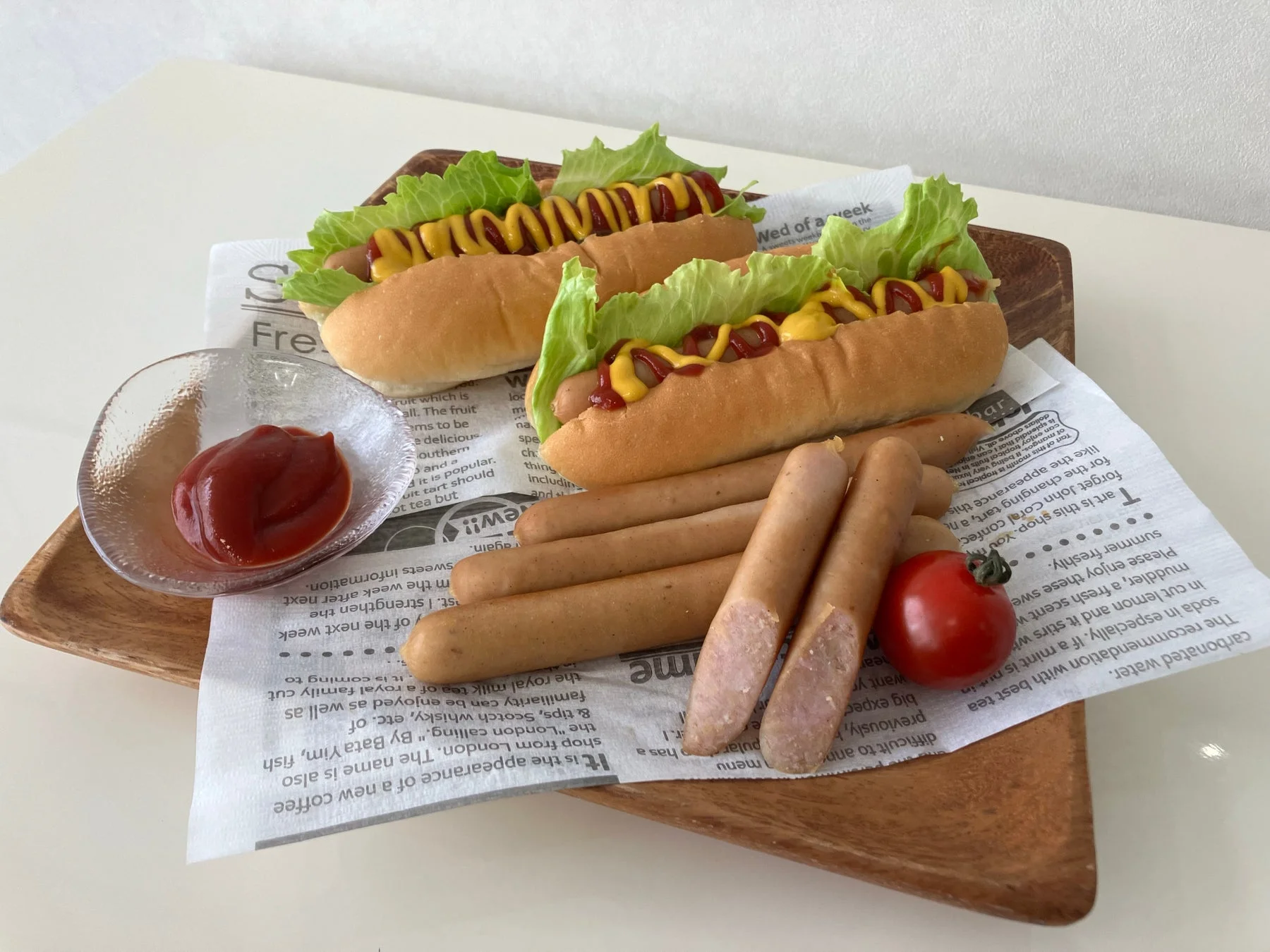 ホットドッグとソーセージの盛り合わせ