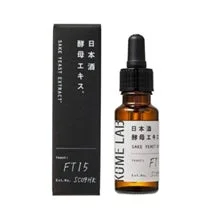黒いパッケージ箱と、中身の茶色いドロッパーボトルが写っています。両方には「日本酒 酵母エキス」と「SAKE YEAST EXTRACT」の文字が書かれており、美容液のような製品であることが示唆されます。