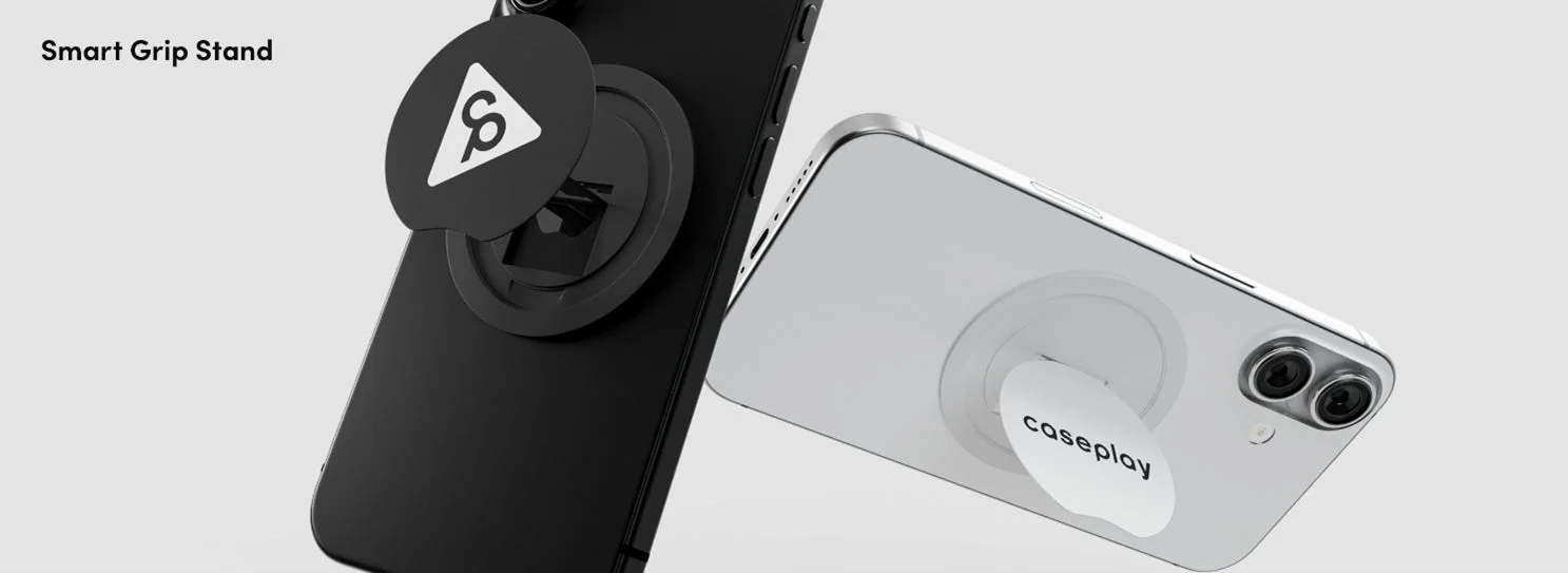 MagSafe対応のスマートフォン用グリップスタンドが取り付けられた黒と白のiPhoneが写っています。製品名「Smart Grip Stand」とブランド名「caseplay」が確認でき、機能的なデザインが特徴です。
