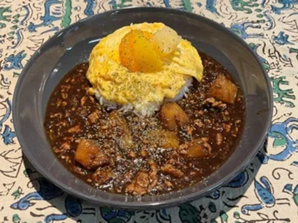 ご飯の上にふわふわの卵焼きが乗ったオムカレー