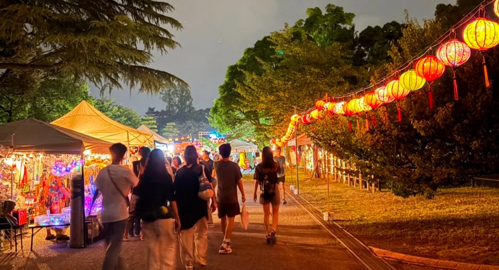 提灯が飾られた夜市の賑わい