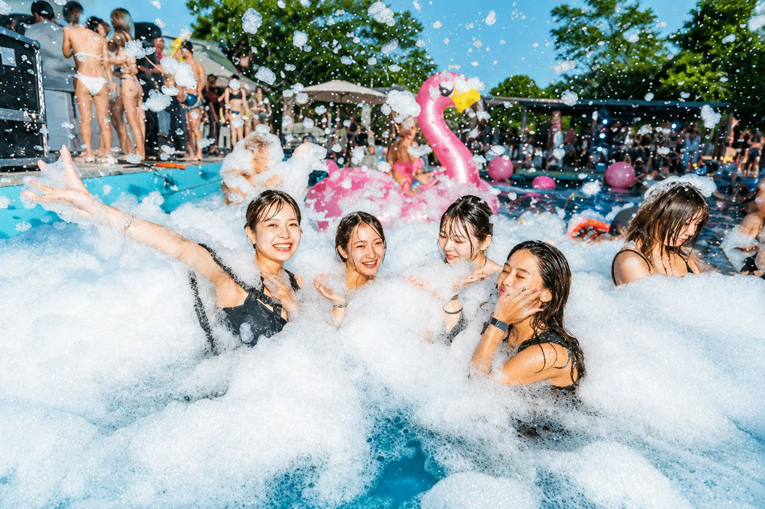 泡に包まれて楽しむ女性たち
