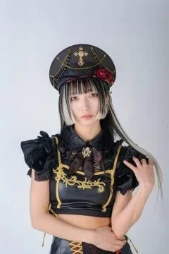 ゴシック調の衣装を着た若い女性
