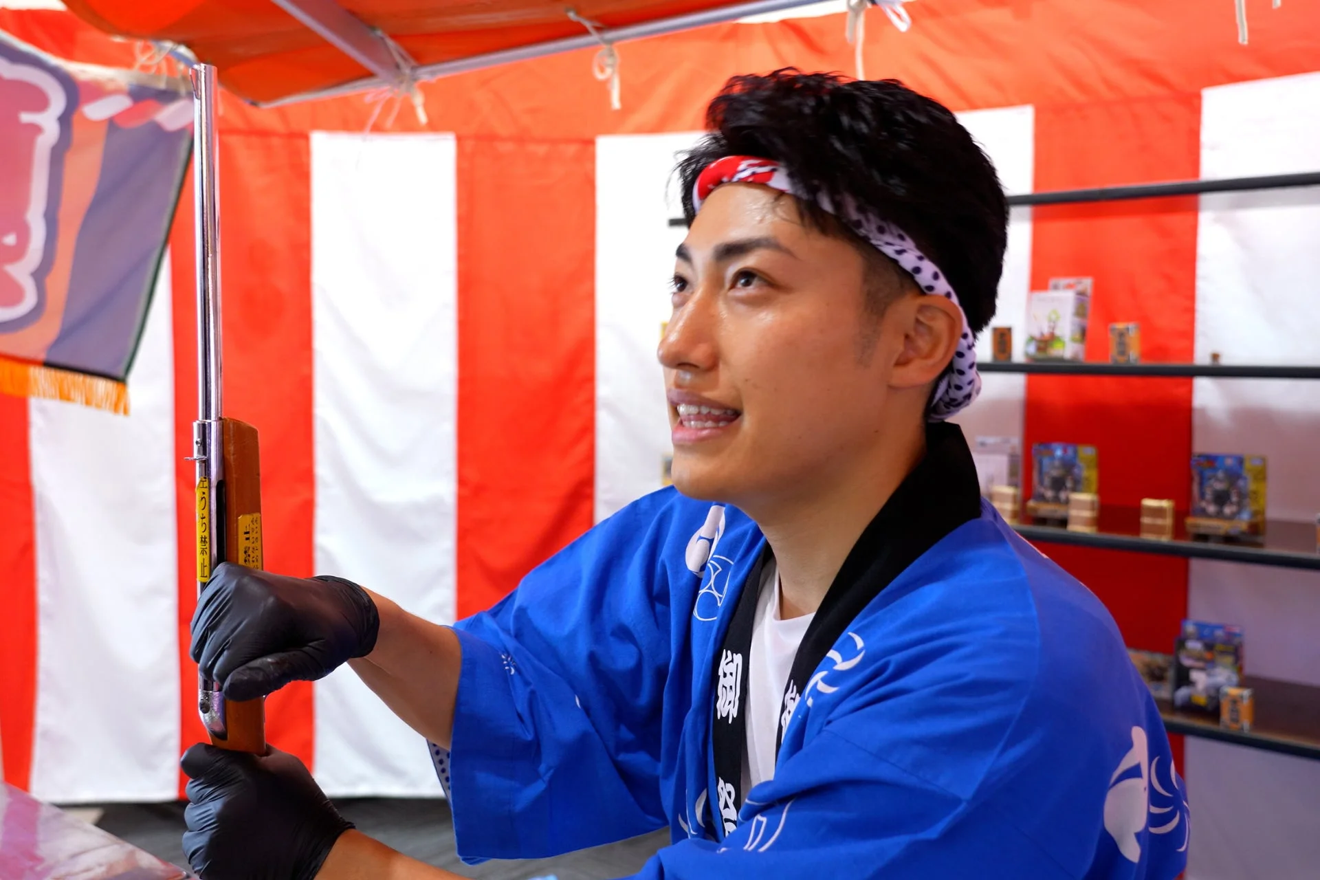 射的で銃を構える男性