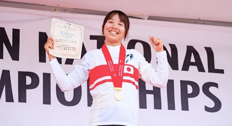 田中麗奈選手がナショナルチャンピオンジャージを着用し、メダルと賞状を手に笑顔