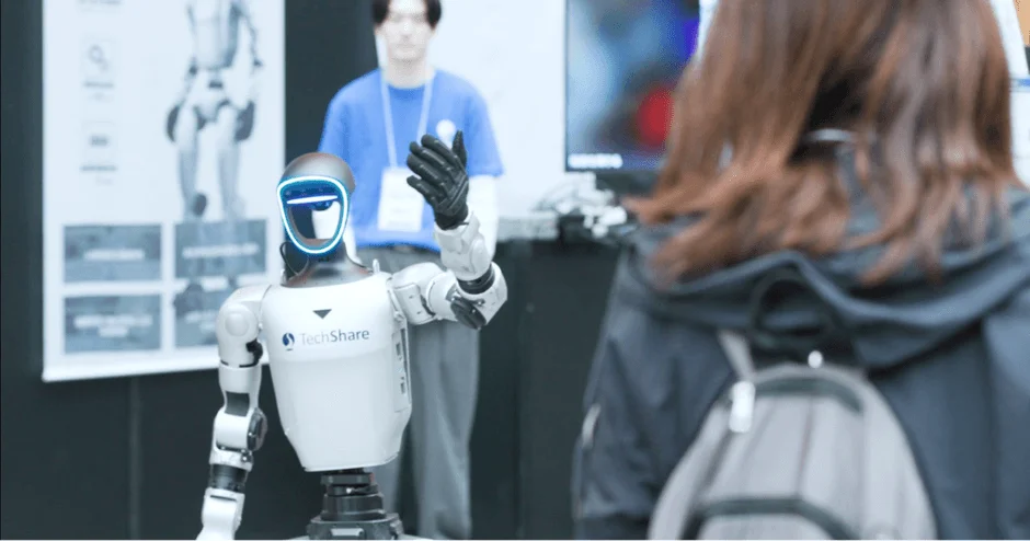 ヒューマノイドロボットと対話する来場者