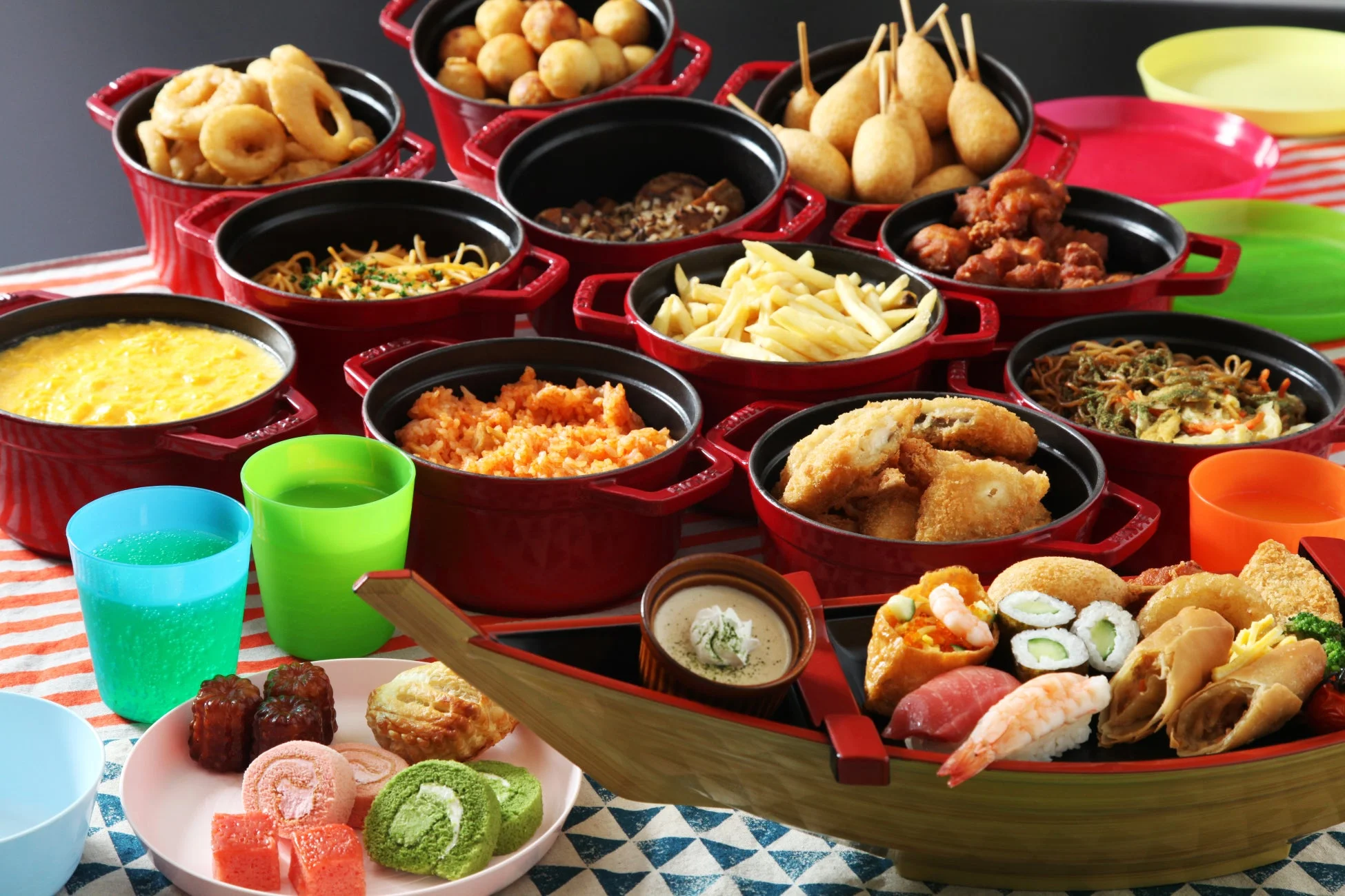 豪華なパーティー料理が並ぶ食卓の様子