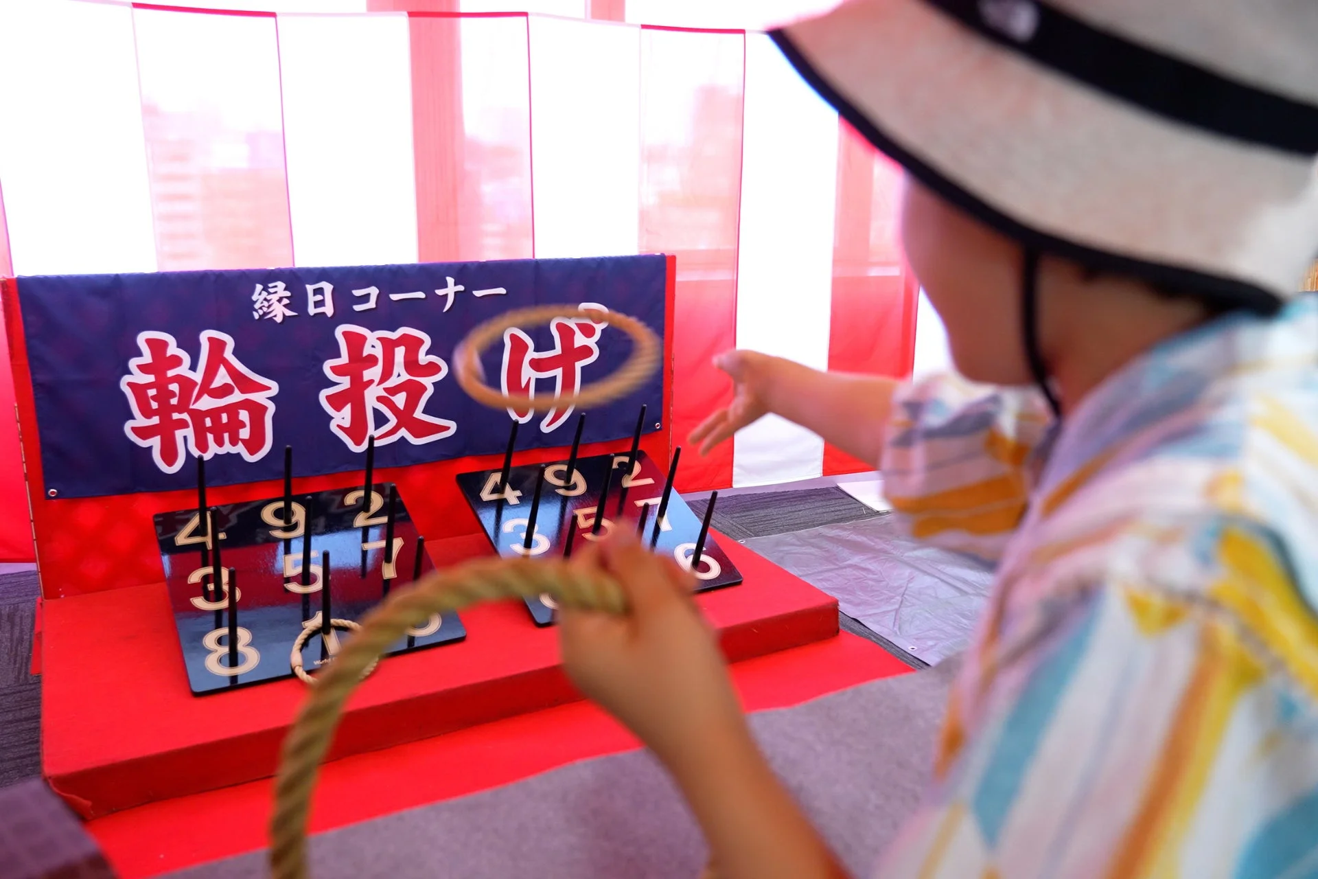 輪投げをする子供