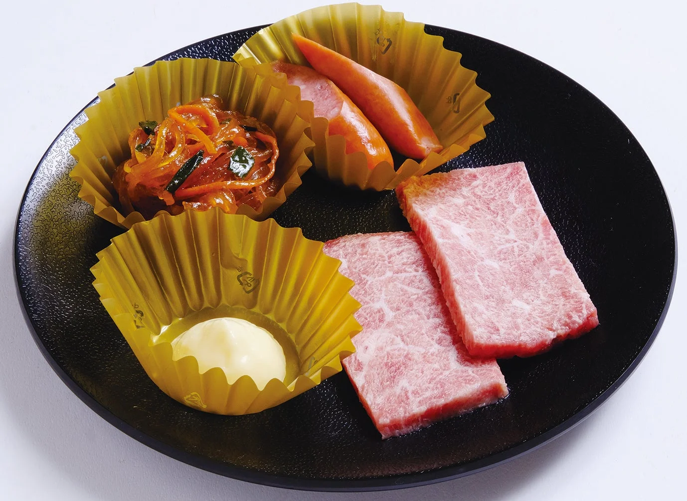 焼肉、ソーセージ、副菜のセット