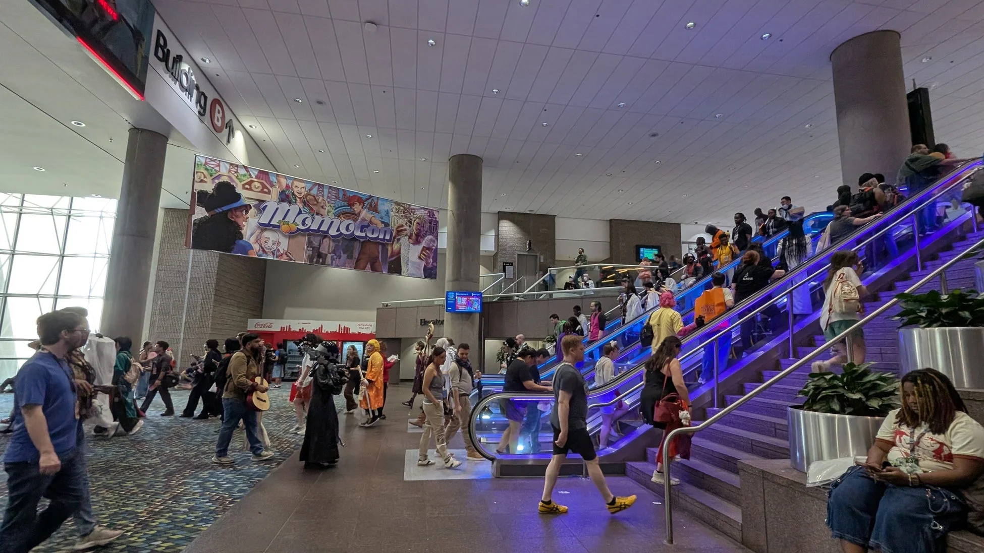 MomoConのエスカレーター付近