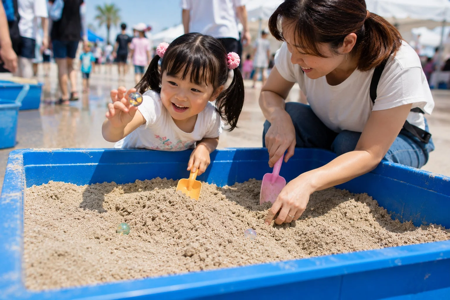 親子で宝探しを楽しむ様子