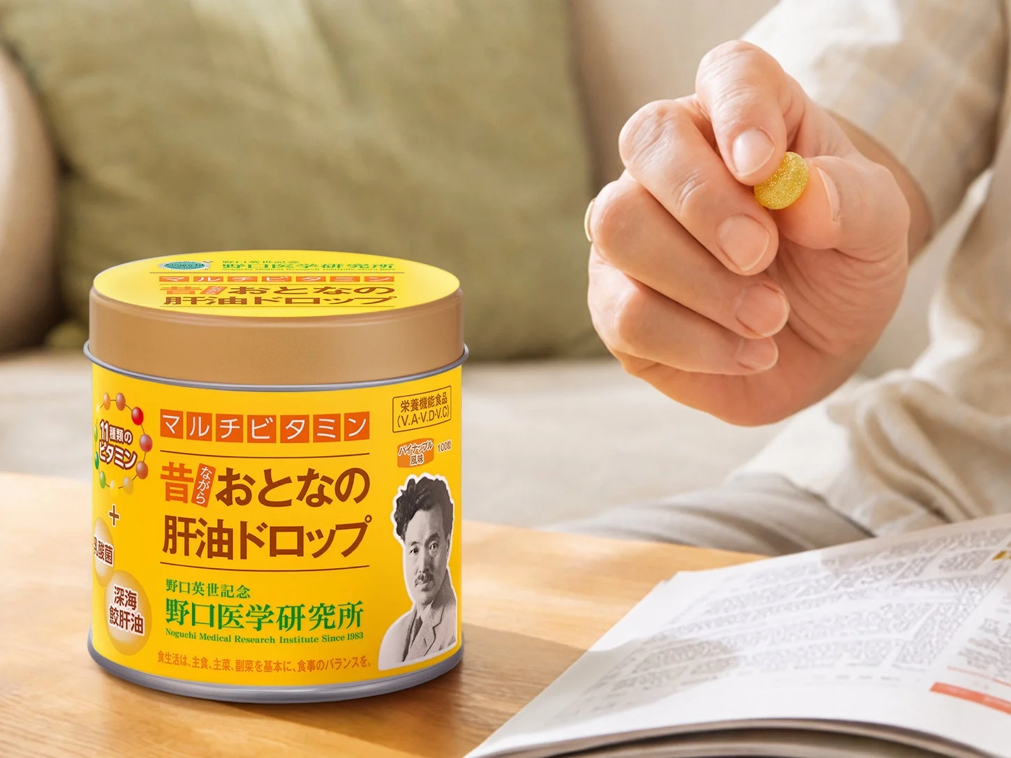 ドロップをつまむ手と缶