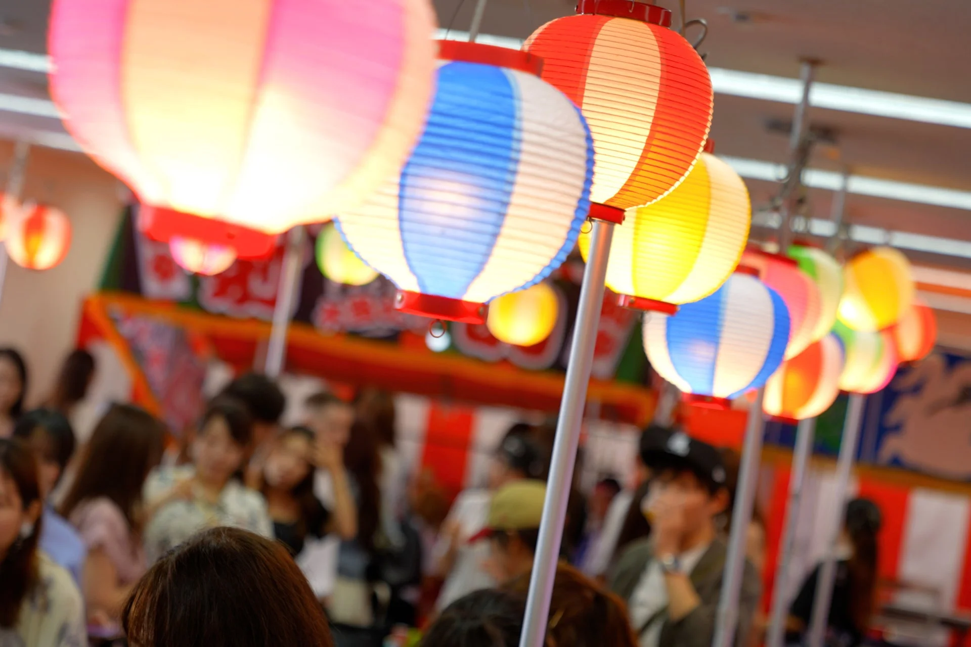 色とりどりの提灯が飾られたイベント会場