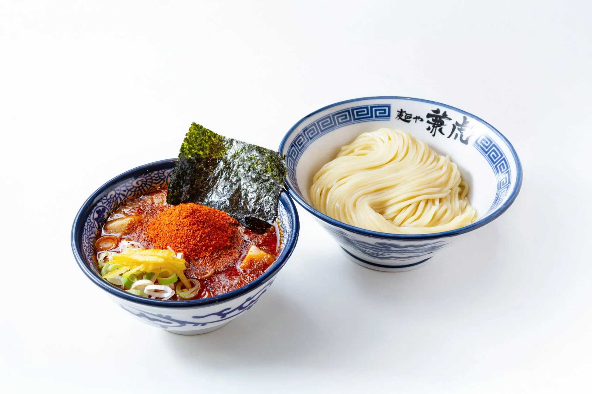 白い背景に置かれた、麺とつけ汁の二つの器