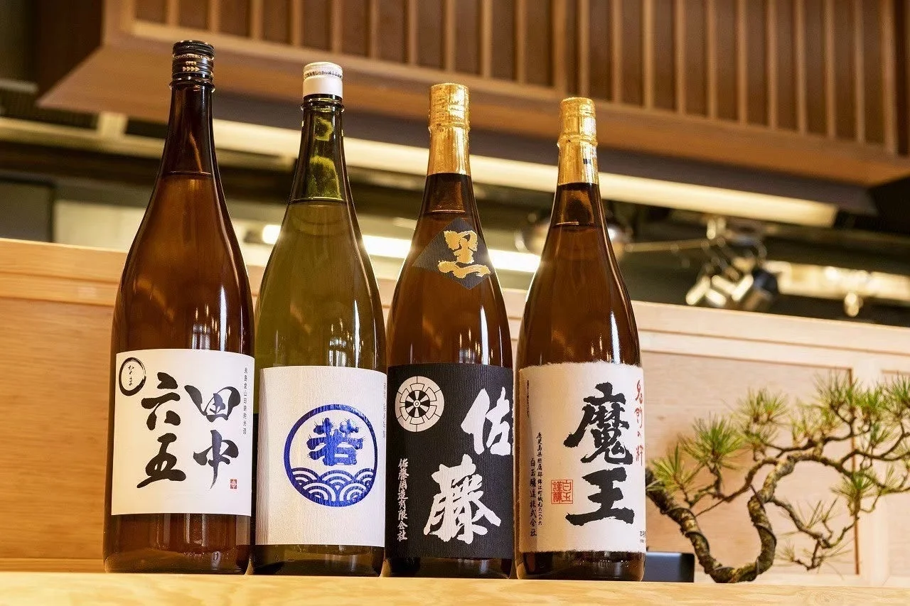 日本酒・焼酎のボトルが並ぶディスプレイ