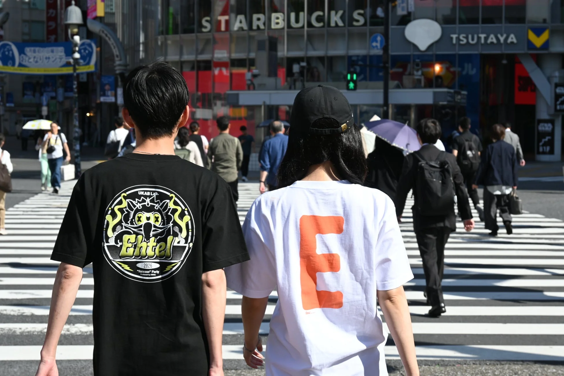 渋谷の街を歩く若者