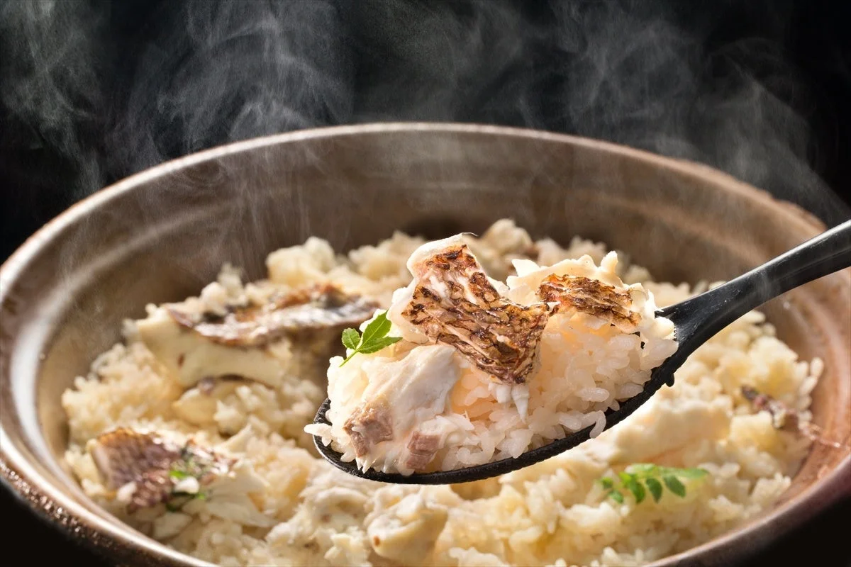 湯気が立ち上る熱々の鯛めし