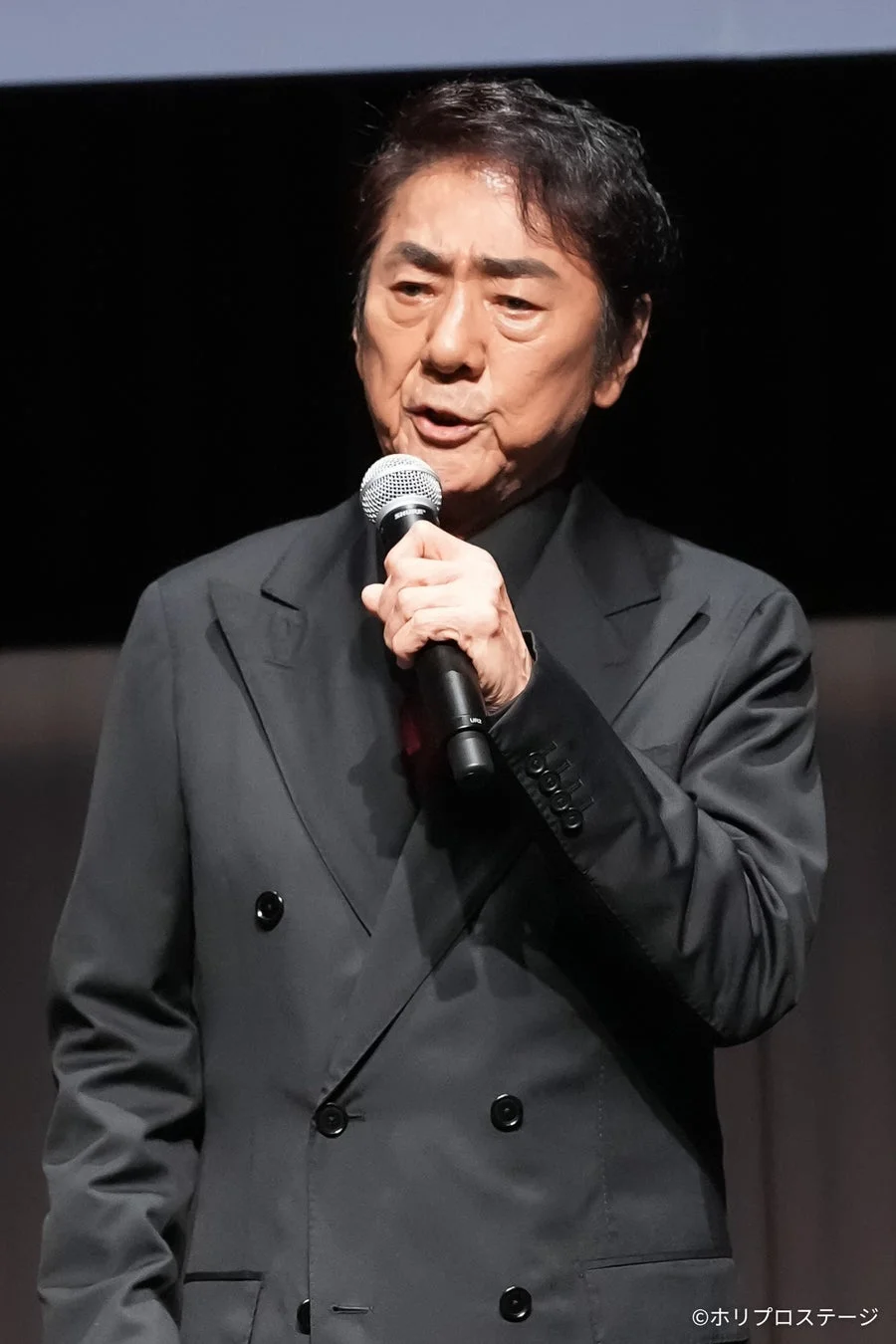 マイクを手に話す中川晃教さんの姿