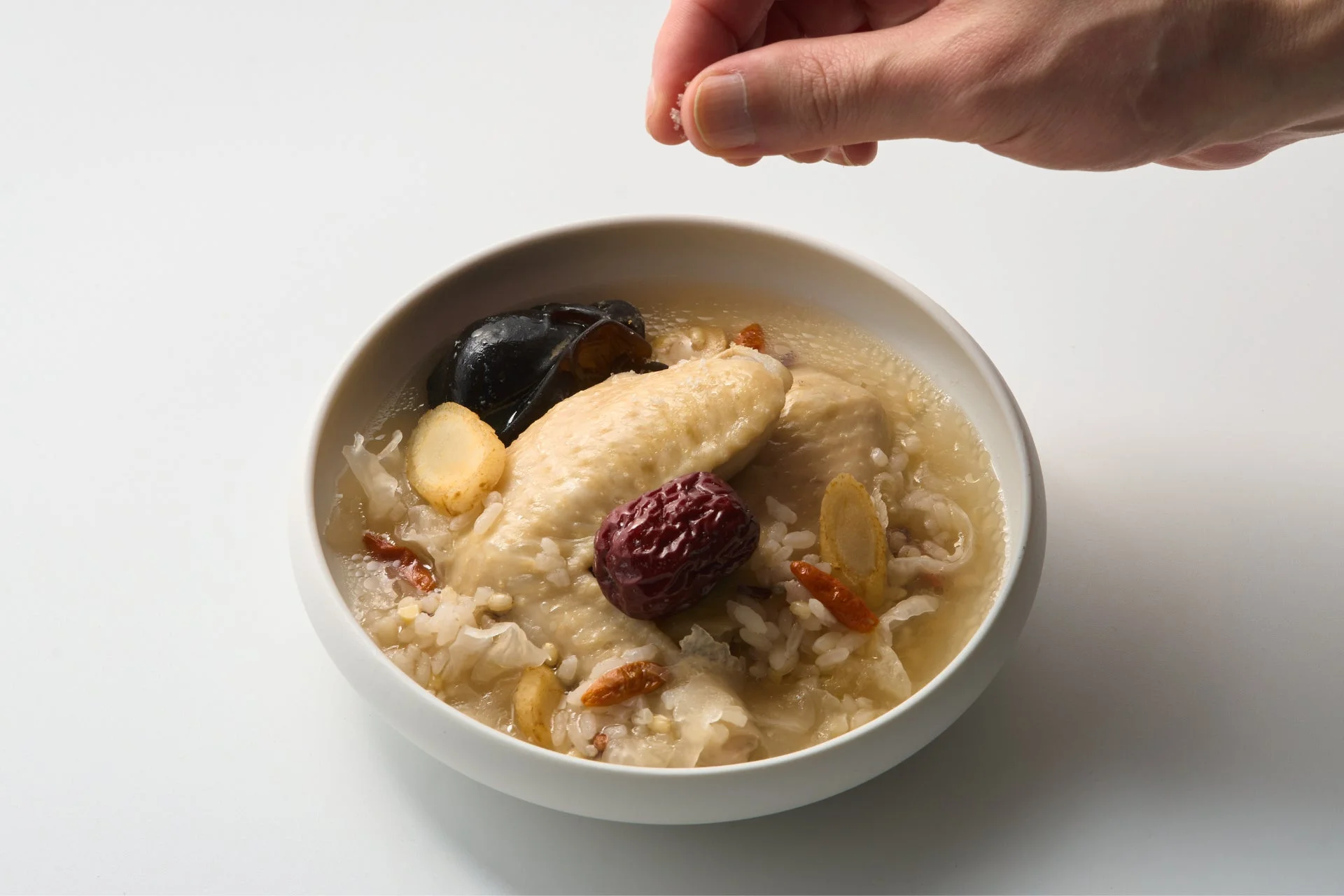塩で味を調えている様子
