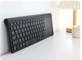 デスクに置かれたキーボード