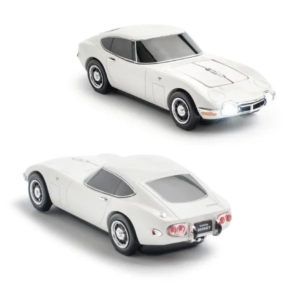 白いトヨタ2000GTのモデルカーが、異なる2つのアングルから撮影されています。上部はヘッドライトが点灯したフロント、下部はリアビューを示しており、背景は白一色です。