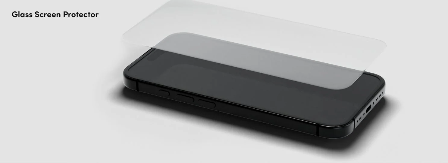 黒いスマートフォンとその上に置かれた透明なガラス製スクリーンプロテクターが写っています。スクリーンプロテクターが画面に貼られる様子を示唆しており、製品の保護機能をアピールする画像です。