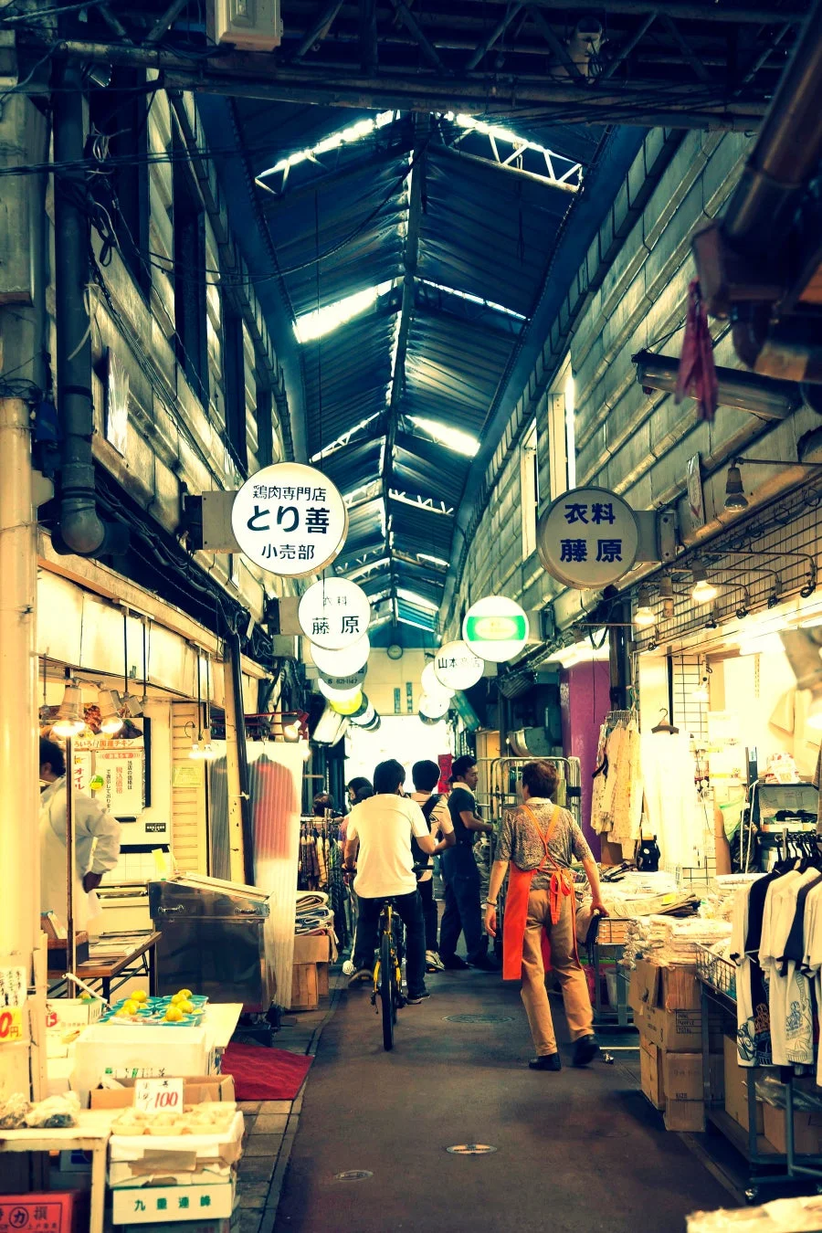 吉塚市場の商店街