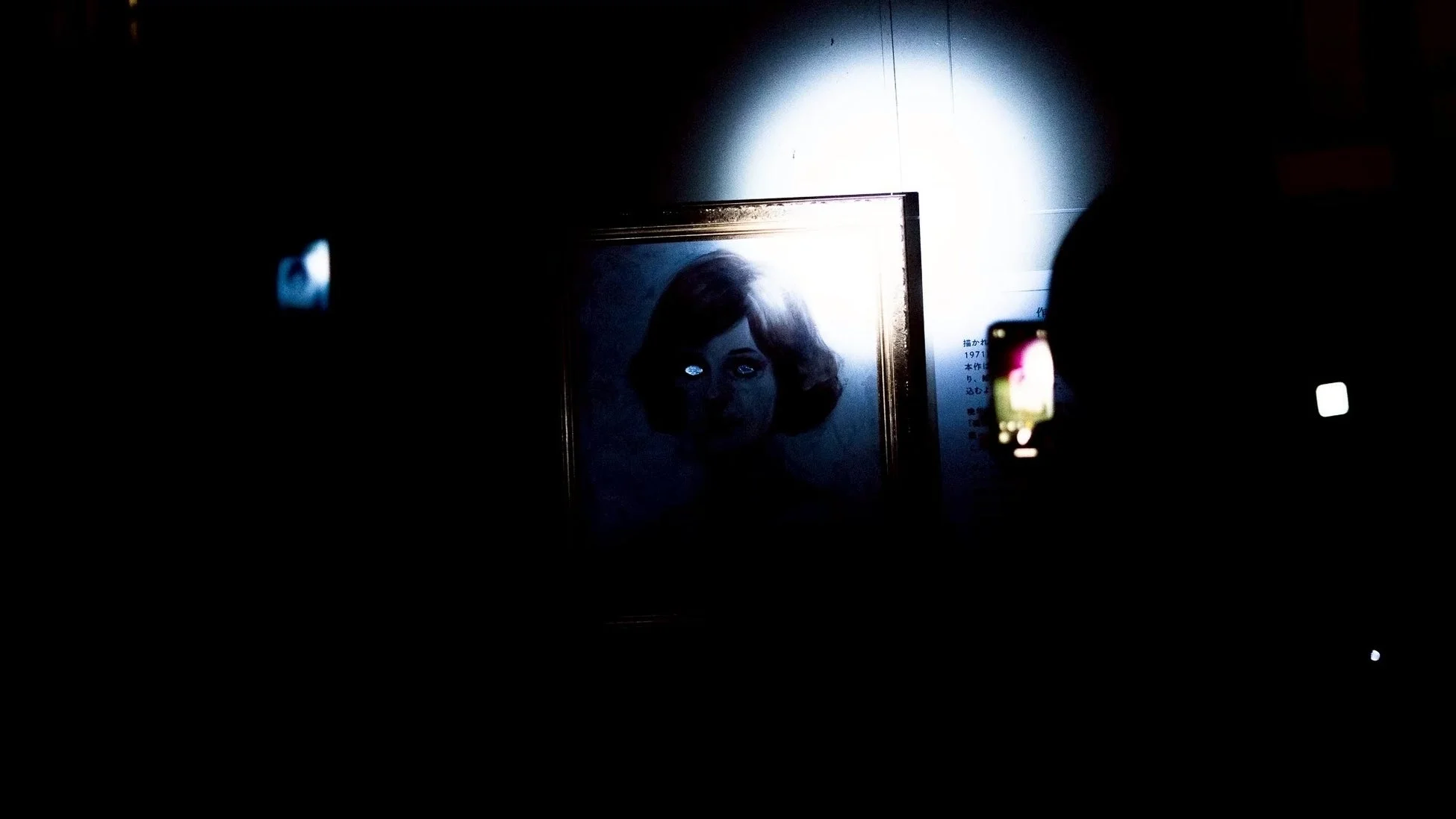 絵画を撮影する人々
