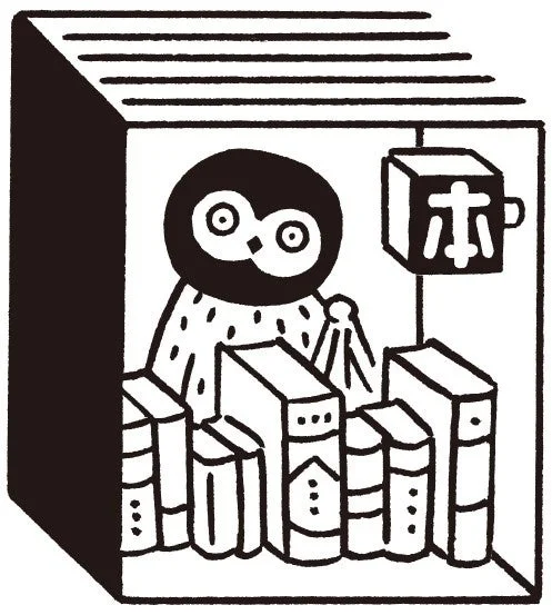 フクロウと本棚