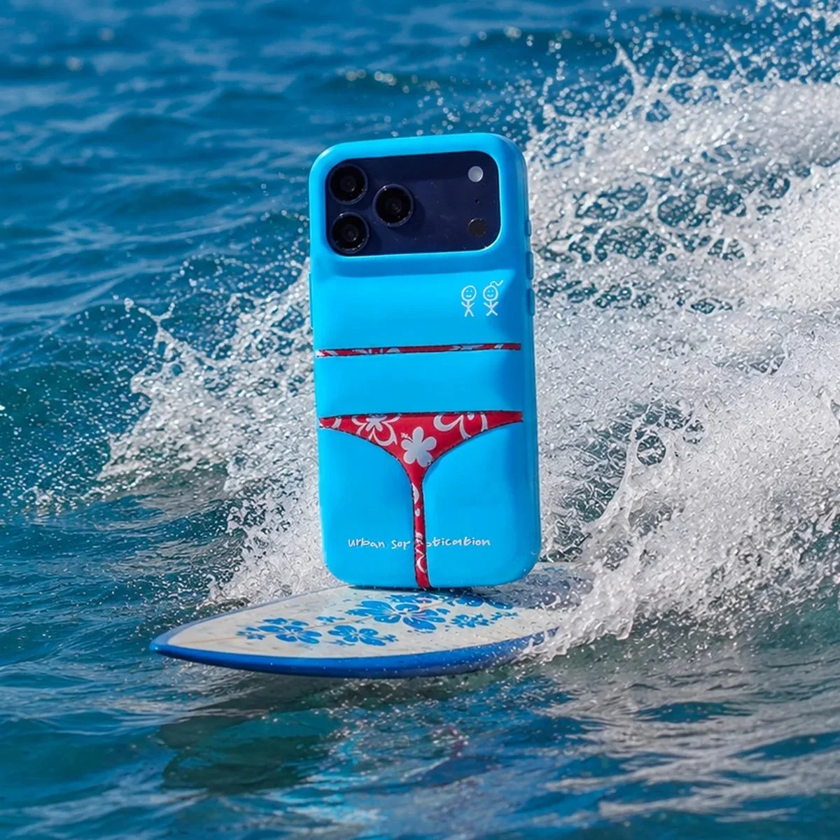Urban Sophisticationのビキニ風iPhoneケースがサーフボードに乗っている様子