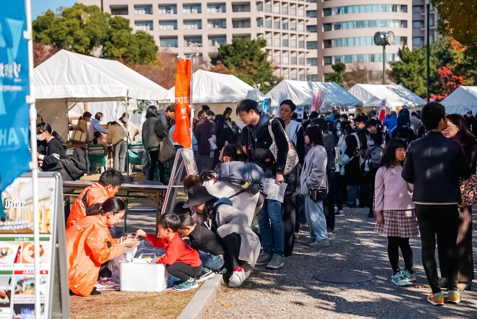屋外で開催されている賑やかなイベントの様子