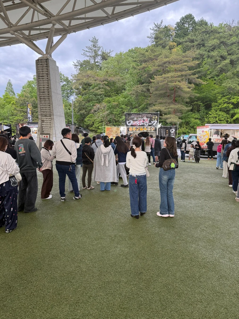 フードトラックが並ぶイベント会場