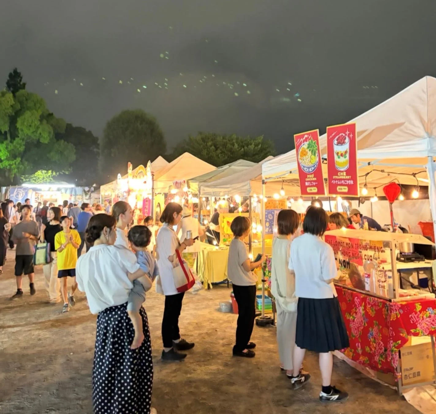 アジアングルメやひんやりスイーツの屋台で賑わう夜市の様子