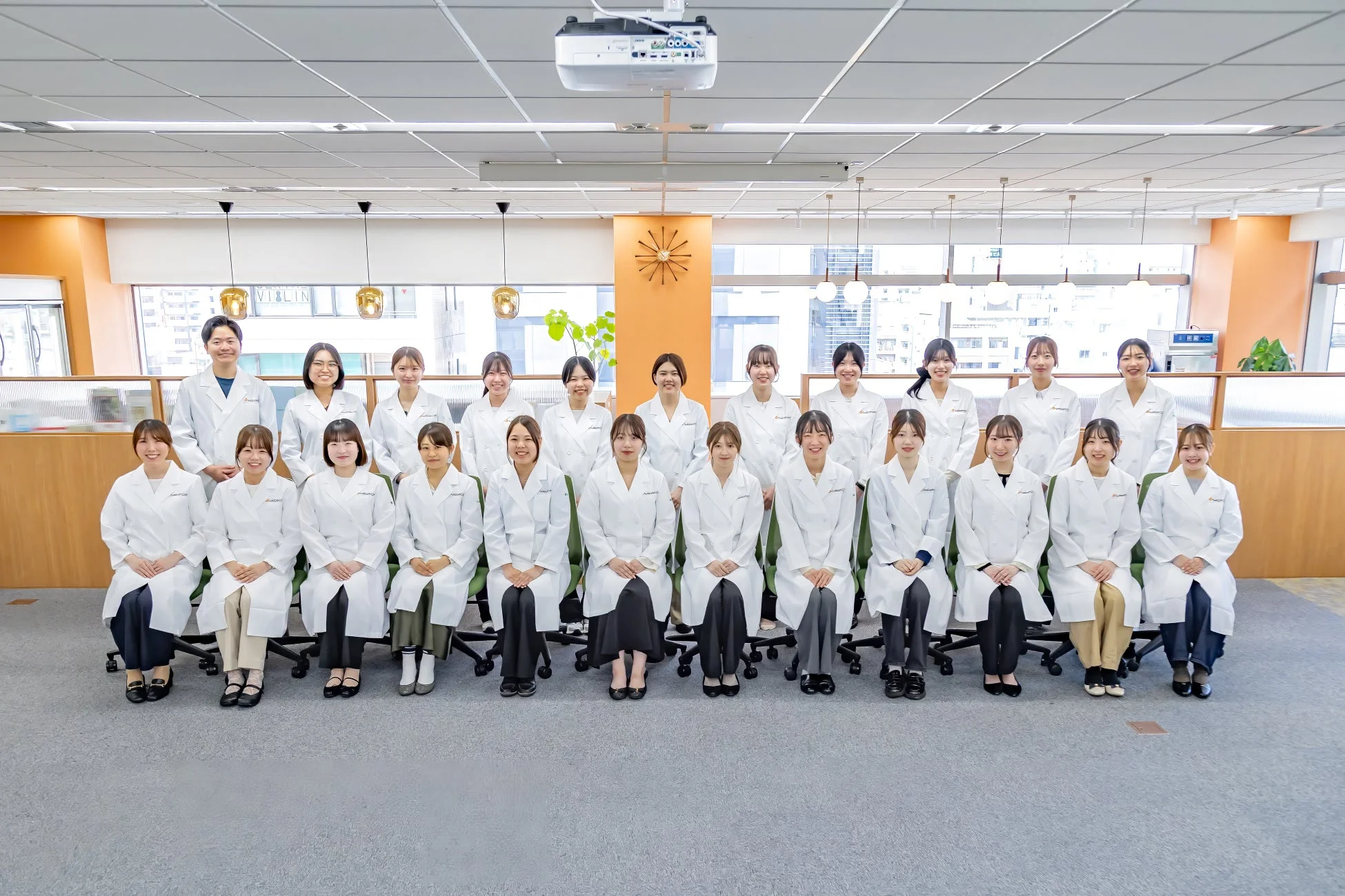 白衣を着用したウェルネスダイニングの社員集合写真
