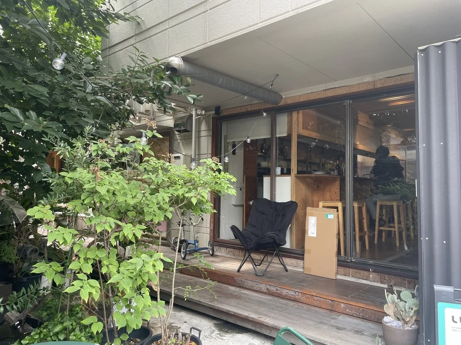 緑豊かな植物に囲まれたカフェのテラス席の風景