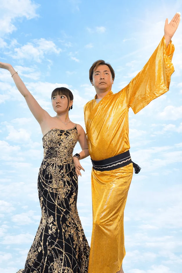 華やかな衣装の出演者