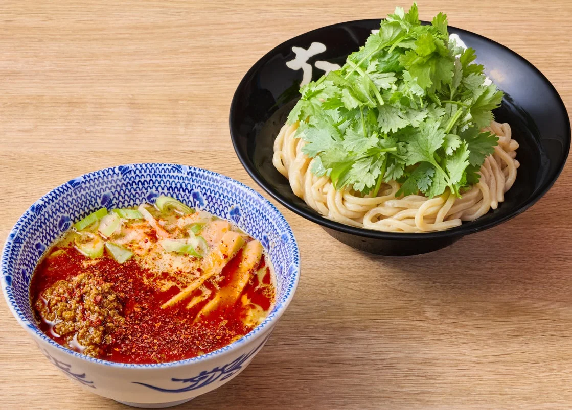 麺とパクチー、つけダレ