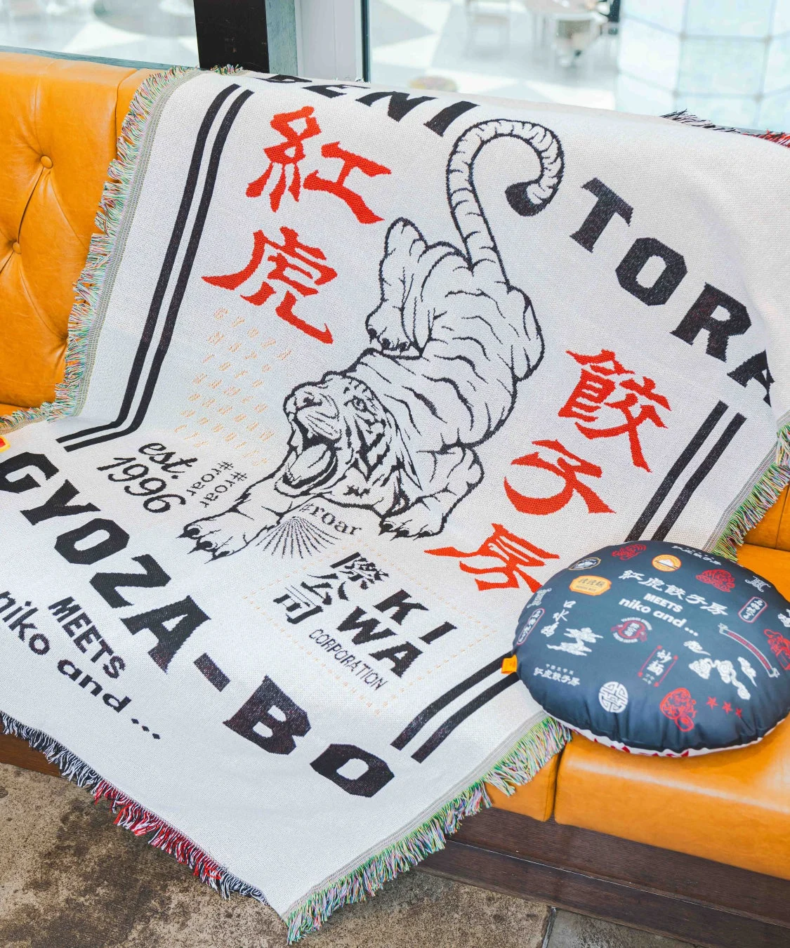 紅虎餃子房とniko and...のコラボデザインのブランケットとクッション